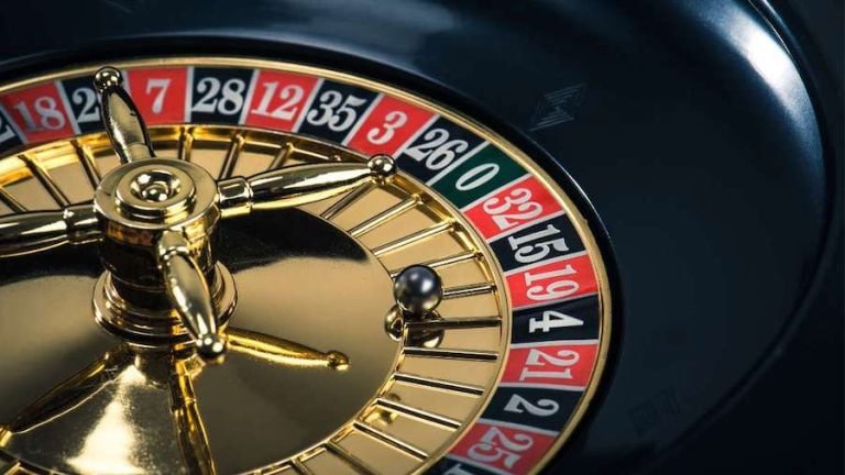 Pengguna memeriksa catatan dana secara teliti